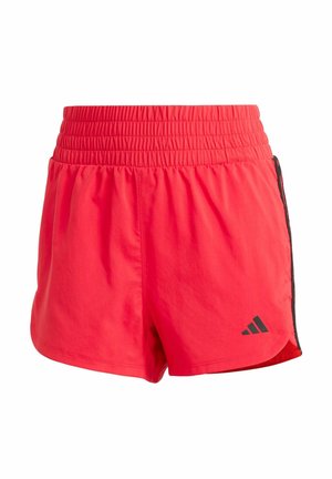 Rode sportieve shorts van lichtgewicht stof, met een elastische tailleband, zwarte accenten aan de zijkanten en een klein logo aan de onderzijde links.