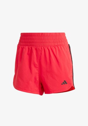Rote Sportshorts aus leichtem Material mit einem elastischen Bund, schwarzen seitlichen Akzenten und einem kleinen Logo auf der unteren linken Seite.