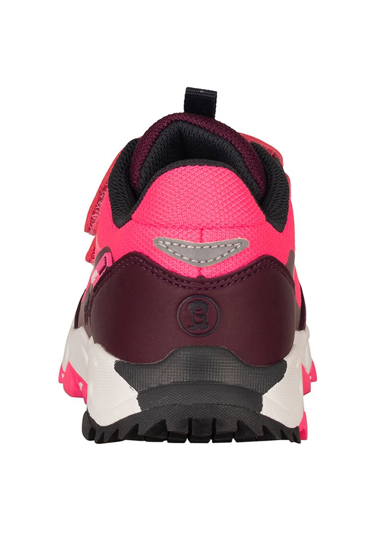 Sportlicher Kinderschuh in leuchtendem Pink und dunklem Bordeaux mit robuster schwarz-weißer Sohle, von hinten betrachtet.