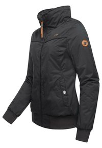 Zwarte synthetische jas met een hoge kraag, ritssluiting, ribgebreide manchetten en een patch met een embleem op de schouder.