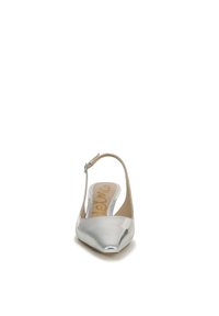Chaussure argentée à bride arrière avec un bout pointu, finition métallique lisse, bride de cheville réglable et semelle intérieure rembourrée.