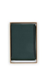 Donkergroene stof netjes opgevouwen in een kartonnen doos, met een gladde textuur en een schone rand. Binnenkant van de doos is wit.