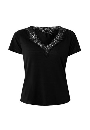 Camiseta negra de manga corta con escote en V de encaje, que presenta intrincados patrones florales y una suave textura de tela. Ajuste casual y relajado.
