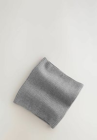 Grau gerippter Strickschal, rechteckige Form, weiche Textur, mittlere Dicke, keine sichtbaren Beschläge oder Akzente, flach auf einem hellen Hintergrund ausgelegt.