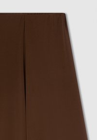 Tessuto marrone con una superficie liscia, caratterizzato da un design drappeggiato e leggere pieghe lungo il bordo. Rifinitura semplice e priva di cuciture, senza dettagli aggiuntivi.