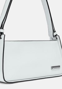 Borsa a spalla in pelle bianca con bordi neri, forma rettangolare, texture liscia e dettaglio del logo in hardware silverato sul lato.