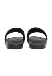 Sorte sandaler i svart med et minimalistisk design, teksturert overdel, to buede stropper og en flat såle.