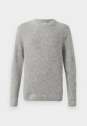 Szürke kötött pulóver hosszú ujjakkal, kerek nyakkivágással, bordás mandzsettákkal és szegéllyel. A textúra vastag és érdes, alkalmas hűvösebb időjárásra.