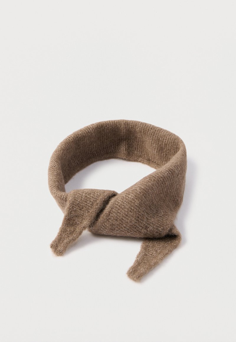 Brunt strikket pandebånd lavet af blødt, struktureret materiale. Har en bundet knudedetalje med en rund form. Enkel og sømløs design.