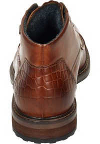 Braune Leder Stiefelette mit strukturiertem Krokodilmuster an der Seite, glattem Obermaterial, dunkelgrauem Innenfutter und Gummisohle mit Absatz.