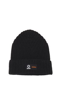 Beanie nero lavorato a maglia con texture a coste e risvolto. Presenta un piccolo tag rettangolare con il nome del marchio "sun2" e un accento colorato.
