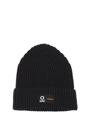 Beanie nero lavorato a maglia con texture a coste e risvolto. Presenta un piccolo tag rettangolare con il nome del marchio "sun2" e un accento colorato.