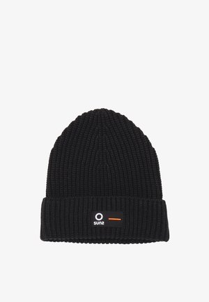 Beanie nero lavorato a maglia con texture a coste e risvolto. Presenta un piccolo tag rettangolare con il nome del marchio "sun2" e un accento colorato.