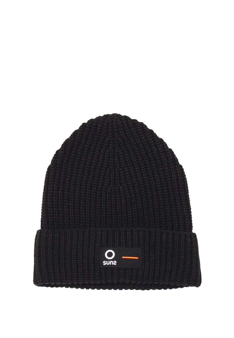Beanie nero lavorato a maglia con texture a coste e risvolto. Presenta un piccolo tag rettangolare con il nome del marchio "sun2" e un accento colorato.