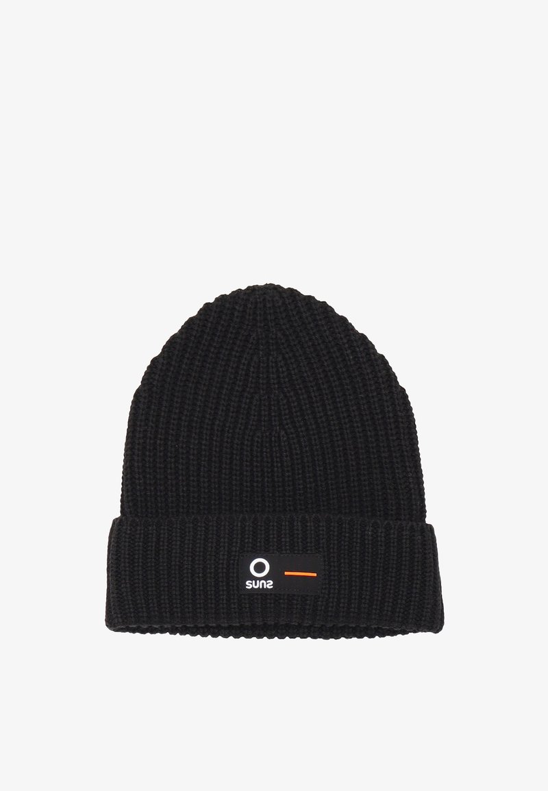 Beanie nero lavorato a maglia con texture a coste e risvolto. Presenta un piccolo tag rettangolare con il nome del marchio "sun2" e un accento colorato.