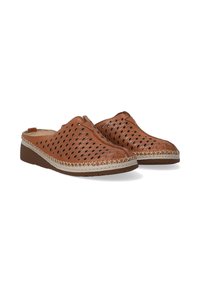 Brune læder slip-on sko med udskæringsmønstre, rund tå og vævet kant langs sålen. Lav hældesign for komfort.
