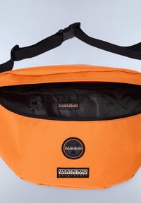 Borsa in tela arancione con interno nero, dotata di apertura con zip e toppe con marchio. Cinghia nera regolabile attaccata.