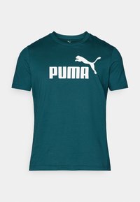 Teal bomulds T-shirt med rund hals, med et stort hvidt "PUMA" logo og en springende puma grafik i hvid. Korte ærmer og standard pasform.