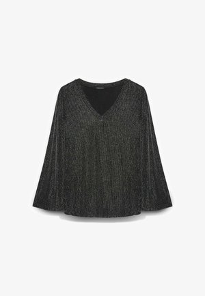 Haut noir scintillant à col en V avec manches longues, présentant des textures côtelées verticales et des accents argentés sur toute la surface. Design décontracté adapté à diverses occasions.