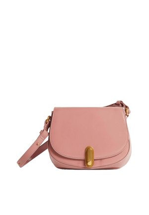 Roze leren crossbodytas met afgeronde klep en goudkleurige sluiting, voorzien van een verstelbare band met goudkleurige hardware.