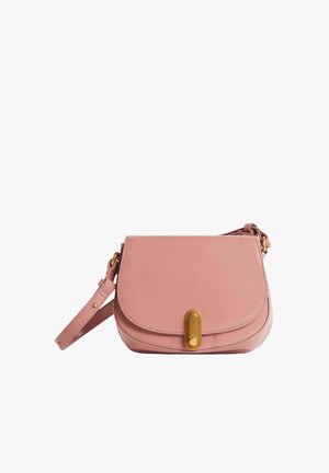 Roze leren crossbodytas met afgeronde klep en goudkleurige sluiting, voorzien van een verstelbare band met goudkleurige hardware.