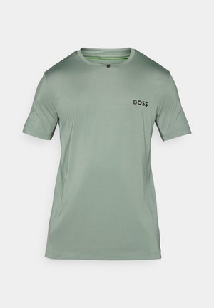 Světle zelené tričko s krátkým rukávem vyrobené z hladkého materiálu. Má kulatý výstřih a kontrastní černé logo "BOSS" na prsou.