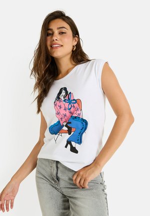 Camiseta blanca de manga corta con un gráfico impreso colorido de una figura sentada, con acentos en rosa, azul y negro. Tejido delgado y suave.