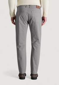 Pantalones de algodón grises con corte recto, que cuentan con dos bolsillos traseros, parche de cuero con logo en la cintura y una ligera textura.
