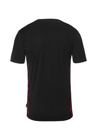 T-shirt noir à manches courtes avec des accents graphiques rouges sur les côtés et une texture lisse. Encolure ras du cou, coupe décontractée.