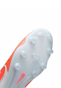 Voetbalschoen met een levendige oranje bovenkant, een doorzichtige buitenzool met noppen en een roze logo-accent aan de zijkant.