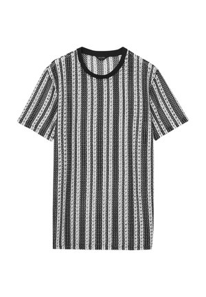T-shirt a maniche corte a righe bianche e nere con collo rotondo; presenta righe di spessore variabile e un motivo in tessuto texturizzato.