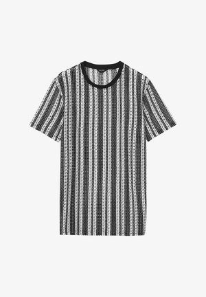 T-shirt à manches courtes rayé noir et blanc avec un col rond ; présente des rayures de différentes épaisseurs et un motif de tissu texturé.