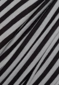 Svart og hvit stripete stoff med en myk tekstur, som viser vekslende vertikale striper i forskjellig bredde.