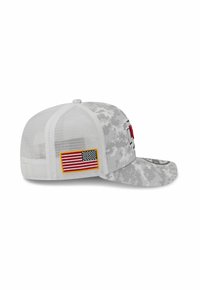 Grau camouflierter Hut mit gebogenem Schild, Netzrücken und gesticktem amerikanischen Flaggen-Patch auf einer Seite. Hat ein rotes Logo auf der Vorderseite.