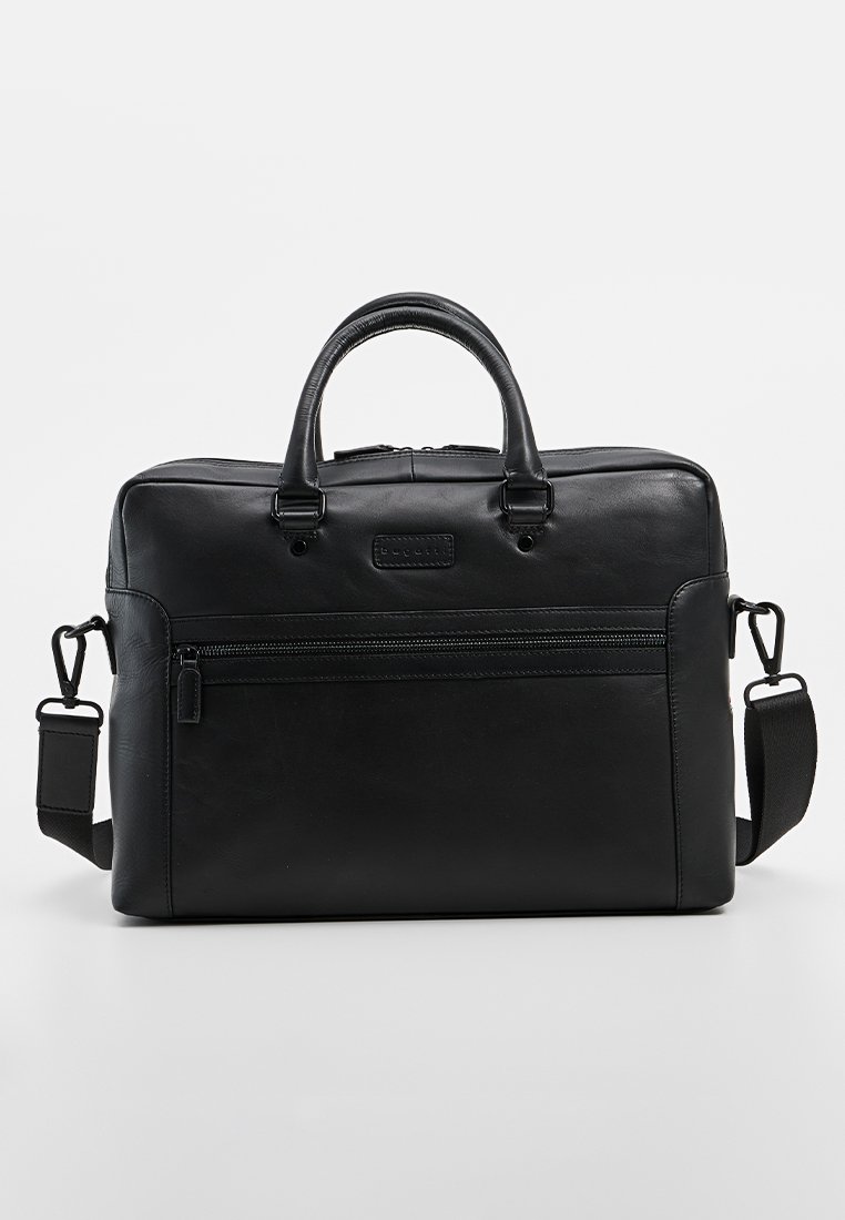Malette en cuir noir avec deux poignées supérieures et une bandoulière amovible. Possède une poche zippée à l'avant et une texture lisse.