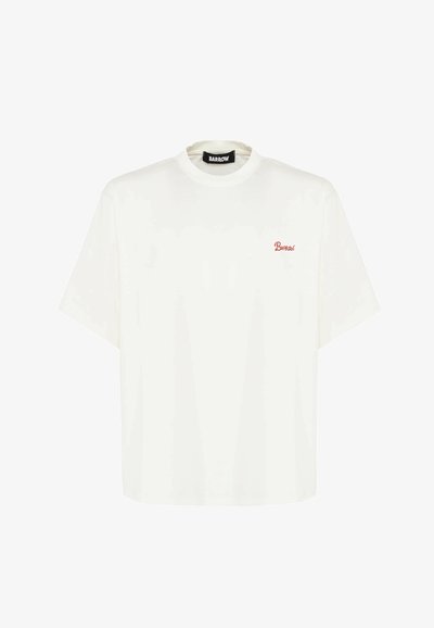 Camiseta de algodón blanca con mangas cortas, que presenta un logo bordado rojo con el texto "Barrow" en el pecho. Diseño de cuello redondo.