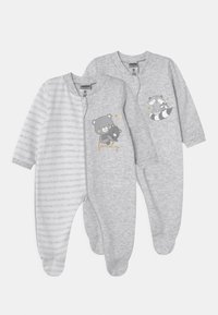 To grå babybukser. Den ene har et stribet design med en bjørnegrafik og "familie" tekst; den anden har en vaskebjørngrafik. Blødt stof.