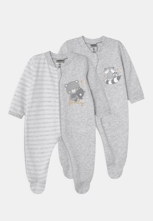Dois macacões cinzentos para bebés. Um apresenta um design às riscas com um gráfico de um urso e o texto "família"; o outro tem um gráfico de um guaxinim. Tecido suave.