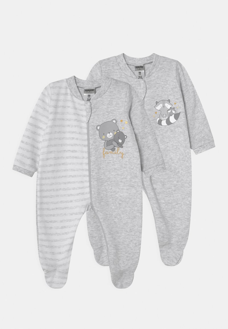 To grå babybukser. Den ene har et stribet design med en bjørnegrafik og "familie" tekst; den anden har en vaskebjørngrafik. Blødt stof.
