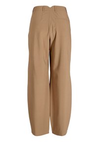 Beige wijde broekspijpen met een soepele textuur, voorzien van een tailleband met ceintuurlussen, zijzakken en een enkele achterzak.