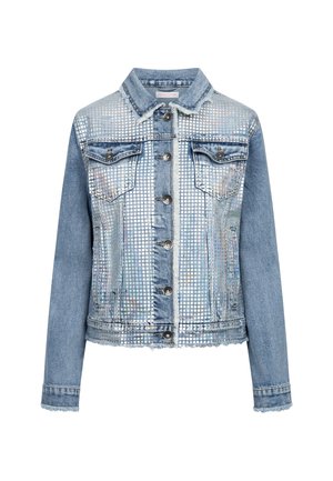 Lichtblauwe spijkerjack met zilverkleurig reflecterend rasterpatroon aan de voorkant en klepzakken, knoopsluiting en rafelige randen aan manchetten en zoom.