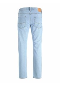 Jeans de mezclilla azul claro con corte recto, cinco bolsillos y una etiqueta de cuero en la parte trasera de la cinturilla. Detalle de costura en los bolsillos.
