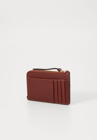 Portafoglio in pelle rosso scuro con chiusura con zip dorata. Presenta cinque fessure anteriori per carte, cuciture a contrasto e una texture liscia.