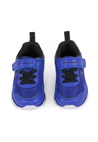 Blaue Sportschuhe, die aus einer Kombination von glatten und strukturierten Materialien bestehen, mit schwarzen Schnürsenkeln, einem Klettverschluss und einer transparenten Gummisohle.