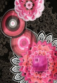 Wielokolorowa tkanina z kwiatowymi i geometrycznymi wzorami; wyraźne odcienie różu, szarości i czerni; skomplikowana tekstura z warstwowymi wzorami.