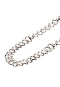 Ezüst színű fém lánc, összekapcsolt szemekkel, sima, polírozott felülettel és egységes kialakítással.