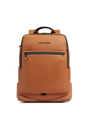 Mochila de cuero color canela con cremallera negra, asa para llevar y bolsillo frontal, de pie sobre un fondo blanco.