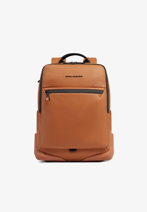 Rugzak van tan leer met zwarte rits, draaghandvat en voorvak, rechtopstaand op een witte achtergrond.