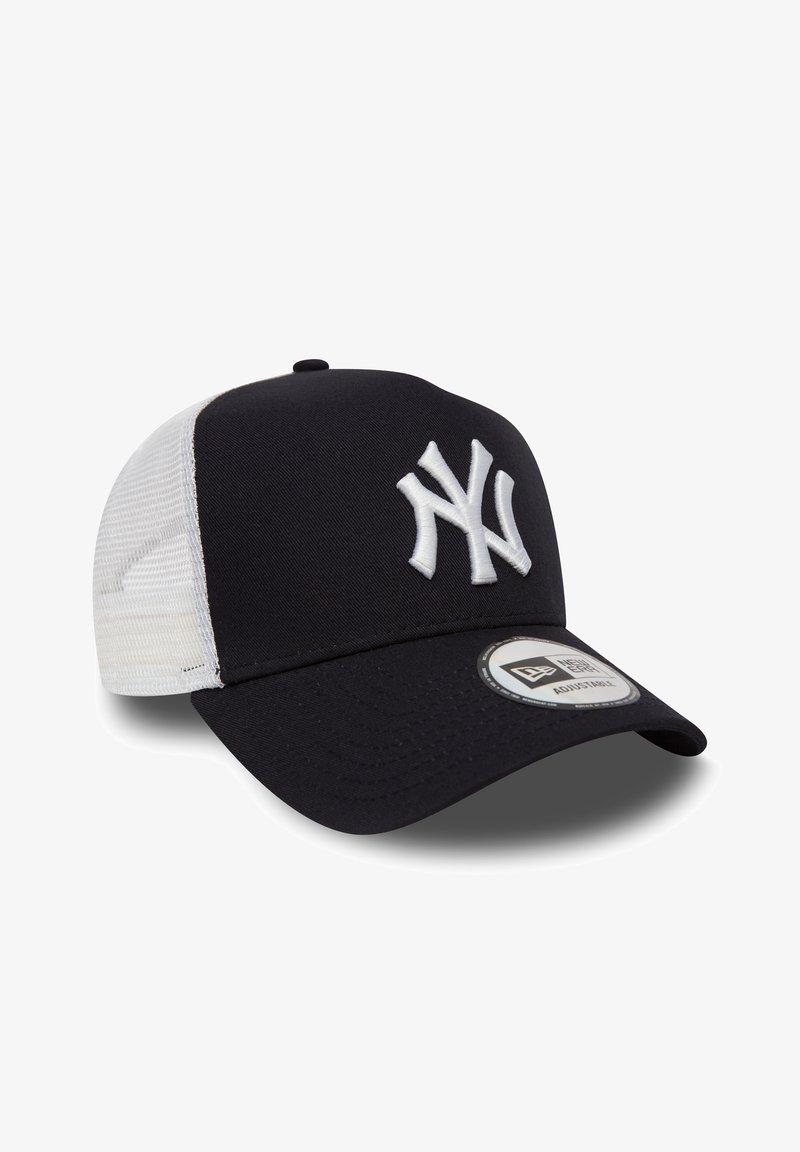 Crno-bijela bejzbol kapa New York Yankees s mrežastim stražnjim dijelom i podesivom trakom, prikazuje prednji logo i zakrivljeni šilt sa naljepnicom.
