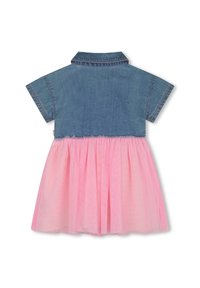 Haut en denim avec des manches courtes et un col, se transitionnant vers une jupe en tulle rose. Présente un ourlet brut et un léger scintillement dans le tissu de la jupe.